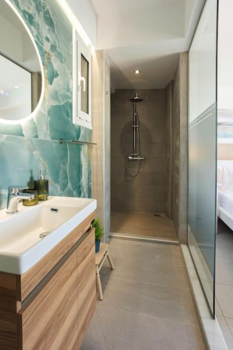 Wow, Design Apartment, Steps From Town Centre *