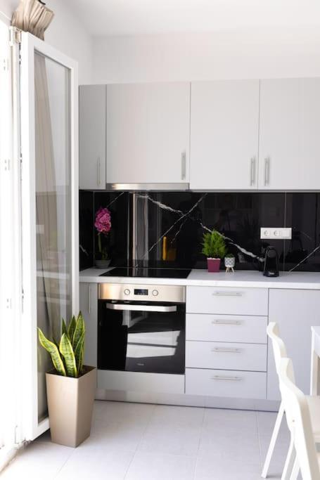 Wow, Design Apartment, Steps From Town Centre Heraklion (Crete)
